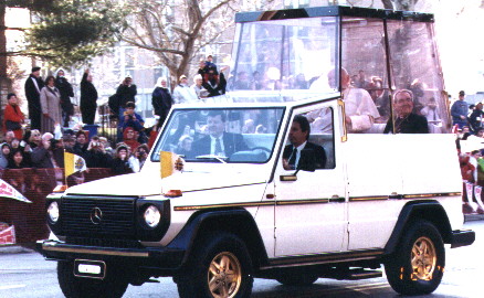 Pope John Paul II&#39;s Parade in St. Louis Missouri Continues